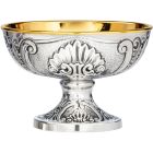 Patena de prata com elementos em relevo