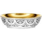 Patena de prata com elementos litúrgicos em relevo