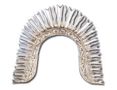 Aureola de prata com diadema ornamentada em relevo