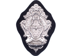 Benditera de prata com elementos litúrgicos em relevo