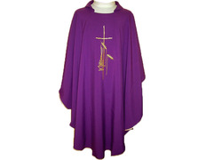 Adicionar ao carrinho Casula de poliéster bordada com ribetes dourados roxa Casula de poliéster bordada com ribetes dourados roxa