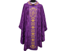 Adicionar ao carrinho Casula e estola de tecido damasco bordada roxa Casula e estola de tecido damasco bordada roxa