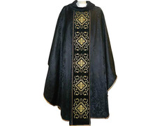 Adicionar ao carrinho Casulla com pescoço e estónio de veludo preto Casulla com pescoço e estónio de veludo preto