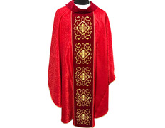 Adicionar ao carrinho Casulla com pescoço e estonagem de veludo vermelho Casulla com pescoço e estonagem de veludo vermelho