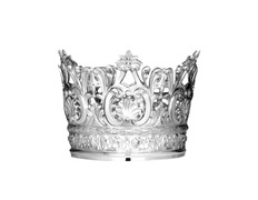 Coroa de prata com elementos litúrgicos em relevo