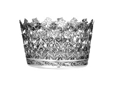 Coroa de prata decorada com elementos litúrgicos