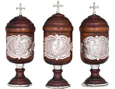 Crismeras de prata e madeira com uma altura de 18 cm