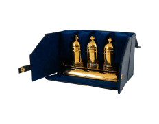 Três crismeiras douradas para os Santos Óleos