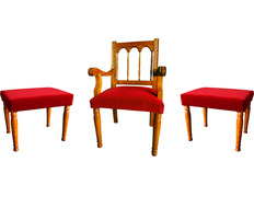 Sede central e banquetas de madeira estofada