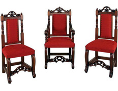 Conjunto de cadeiras em madeira de estilo clássico