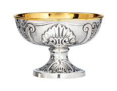 Patena de prata com elementos em relevo