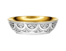 Patena de prata com elementos litúrgicos em relevo