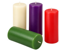 Velas do Advento nas quatro cores litúrgicos