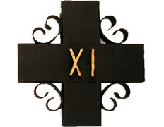 Via Crucis com estações de forja pintadas