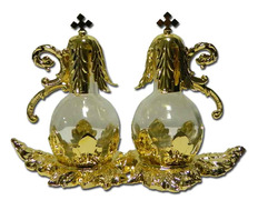 Vinagens de vidro com tampa e bandeja de metal dourado