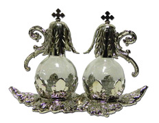 Vinagens de vidro com tampa e bandeja de metal plateado