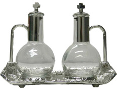 Vinagens de vidro e metal plateado