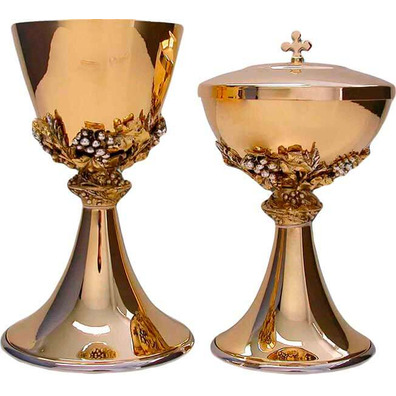 Cáliz com base lisa e copa decorada com uvas