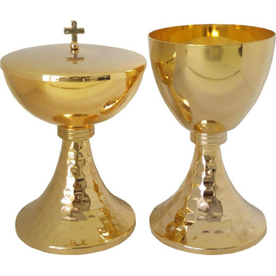 Cáliz sagrado de metal dourado