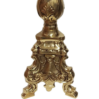 Candeleiro de pé em bronze com base triangular