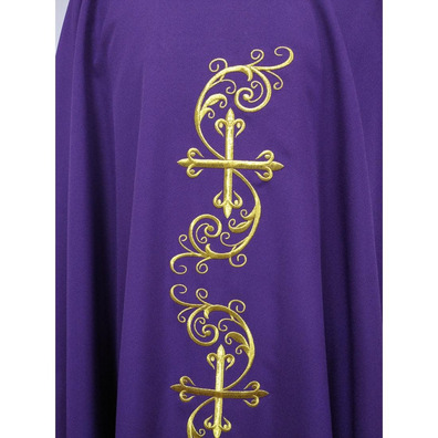 Casulla bordada com Cruces douradas morado