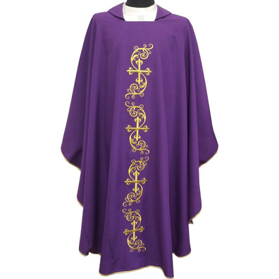 Casulla bordada com Cruces douradas morado