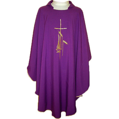 Casulla de poliéster bordada com ribetes dorados morado