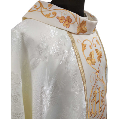 Casulla bordada no pescoço e estolon central beige
