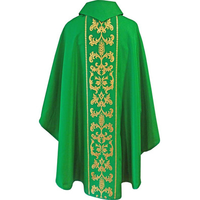 Casulla com estonagem com decoração dourada verde