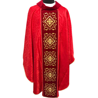 Casulla com pescoço e estonagem de veludo vermelho