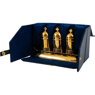 Três crismeiras douradas para os Santos Óleos