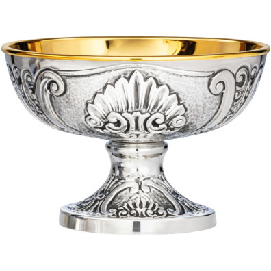 Patena de prata com elementos em relevo