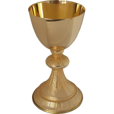 Cáliz de metal dourado com patena
