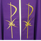 Capa pluvial com Cruz bordada em fio de ouro morado